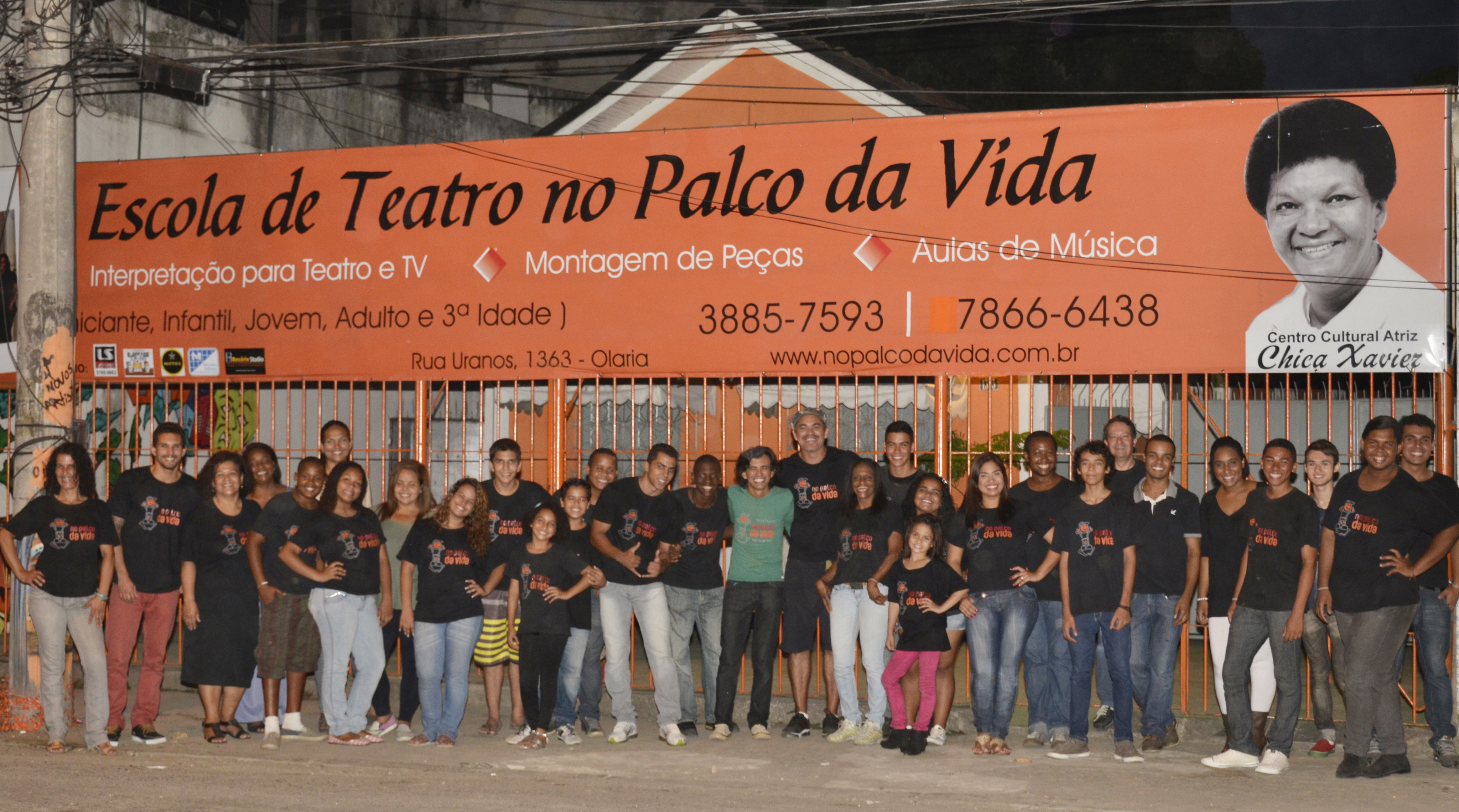 Wal Schneider e os integrantes do Projeto No Palco da Vida.JPG